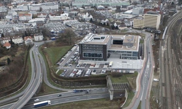 Der 2015 eröffnete Campus Handwerk (Bildmitte) am Bielefelder Hauptbahnhof wird bis 2026 für bis zu 90 Millionen Euro um zwei Gebäude erweitert. - © Jens Reddeker,Jens Reddeker