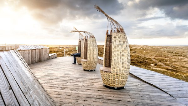 Auf Norderney gibt es auch diese ganz spezielle Variante eines Strandkorbs. Darin wird der Blick aufs Meer noch schöner. - © Janis Meyer