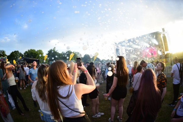 Das "Bubble Beats"-Festival bildet den Auftakt zum langen Feierwochenende am Schiedersee. Höhepunkt ist die Veranstaltung "Schiedersee in Flammen" am 13. Juli. - © Nicole Ellerbrake