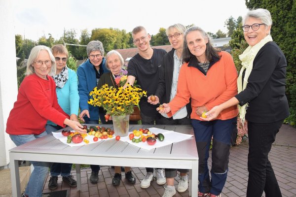 Ute Stieghorst, Barbara Kleine, Angela Kornfeld, Annemarie Glatzel, Robert Filius, Petra Both, Anja Feldmann und Elisabeth Schmelz (von links) haben beim privaten Treffen Tomaten aus eigener Zucht zum Tausch mitgebracht. Foto: Karin Prignitz - © Karin Prignitz