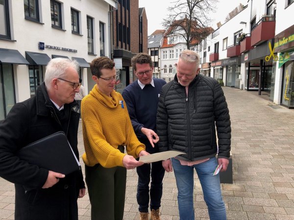 Michael Welslau (Werbegemeinschaft, von links), Silke Groß (Wirtschaftsförderung der Stadt), Christian M. Meinardus (Stab des Bürgermeisters) und Jupp Westfeld (Verein "Die Bad Salzufler Gastronomie") schauen sich in der Dammstraße einen Plan mit leerstehenden Einzelhandelsgeschäften an. Auch vor Ort ist noch einiges zu tun. - © Thomas Reineke
