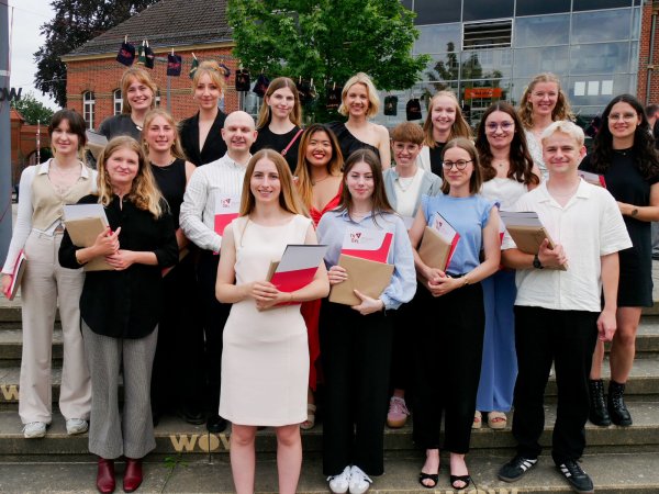 Die Besten des Abschlussjahrgangs Sommersemster 2024 nehmen stolz ihre Zeugnisse entgegen. - © TH OWL