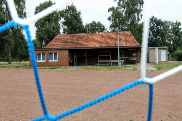 In die Jahre gekommen: das Sporthaus. - © Archivfoto: Niklas Böhmer