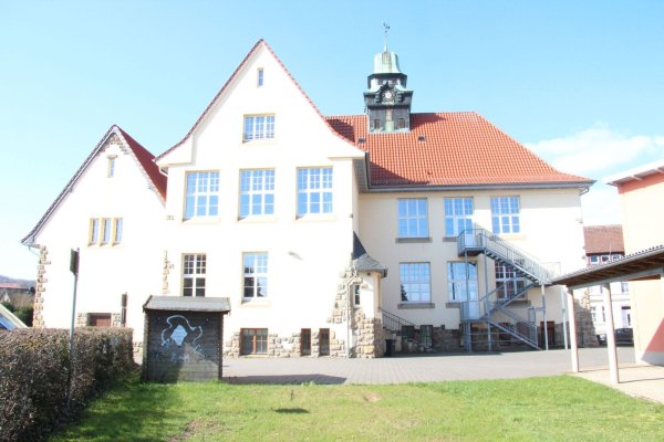 Die Turmschule an der Leopoldstaler Straße wird für die Offene Ganztagsgrundschule umgebaut. - © Cordula Gröne