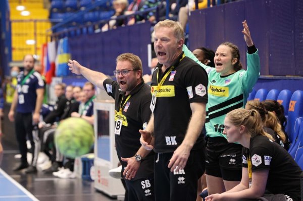 Können es nicht fassen: Blombergs Trainer Steffen Birkner (von links), Torwarttrainer Ronny Krüger und Torfrau Melanie Veith beim 24:28 gegen Oldenburg. - © Foto: Paul Cohen