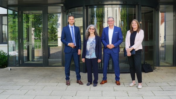Kämmerin Karin Glöckner (2. von links) hat die Vertreter der Gemeindeprüfungsanstalt, Lutz Kummer, Manfred Wiethoff und Martina Loebardt (von links) empfangen.
Foto: Gemeinde Leopoldshöhe - © Gemeinde Leopoldshöhe