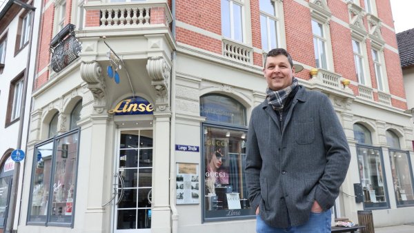 Stephan Meise steht vor seinem Denkmal - dem "Hohen Priester" in der Langen Straße 2. - © Alexandra Schaller