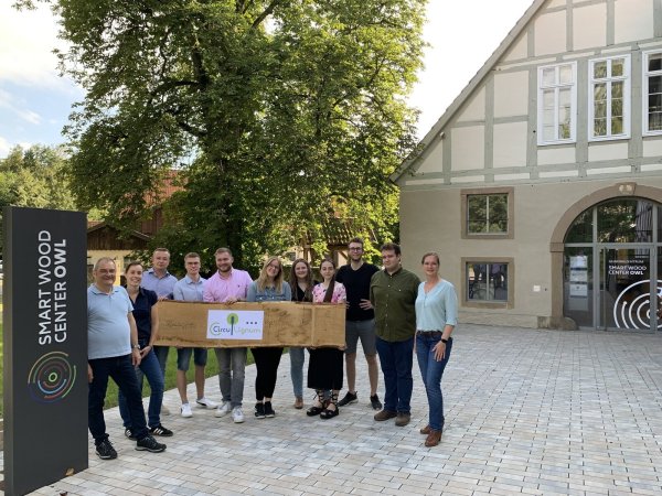 Die Gründungsmitglieder des "CircuLignum" vor dem Smart Wood Center OWL (von rechts) Professorin Dr.-Ing. Yvonne-Christin Knepper-Bartel, Wissenschaftlicher Mitarbeiter Martin Tremmel, die Studenten Tim Hostert, Noemi König, Raja Carolin Meier, Karin Lüke, Yannick Bollweg, Finn Petermann und Luca Christoph Dreisörner, Wissenschaftliche Mitarbeiterin Constanze Kiwitt und Professor Dipl.-Ing. Martin Stosch - © TH OWL