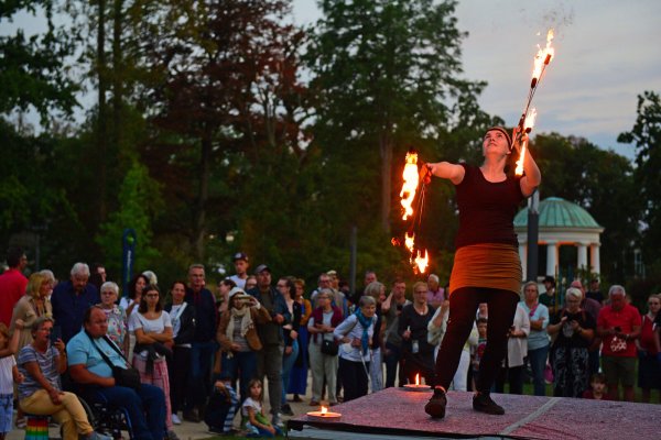 Feuerkünstler im Park. - © Nicole Ellerbrake
