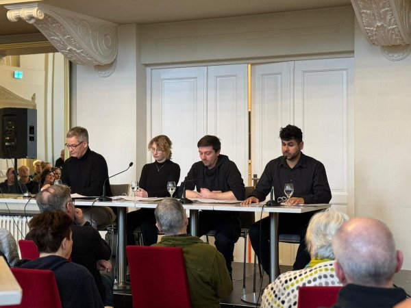 Es lesen (von links): Gernot Schmidt, Magdalena Weiß, Adrian Thomser und Banar Fadil. - © Lena Pries