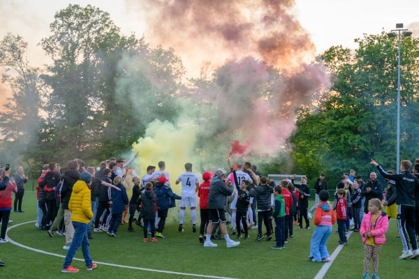 Freudenfeuer rund um den Post-TSV Detmold nach dem Kreispokalsieg. - © Egon Penner