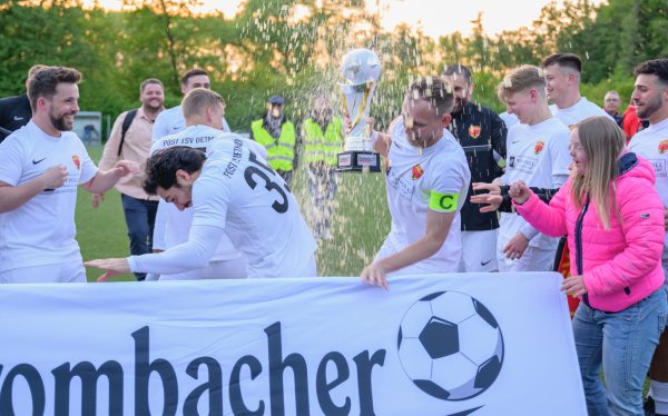 Post-TSV-Torschütze Alexander Felker durfte im vergangenen Jahr als Erster mit dem Pokal jubeln. - © Egon Penner