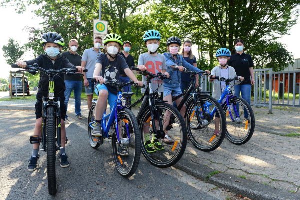Janne, Emil, Paul, Magdalena und Valentina (vorne, von links), Schulleiter Jörg Franz, Stephan Birkel und Sebastian Henjes vom Förderverein, Lehrerin Julia Stuppek, Ayse Bali vom Fahrradhaus Becker (hinten, von links) mit den Neuanschaffungen. - © Nicole Ellerbrake