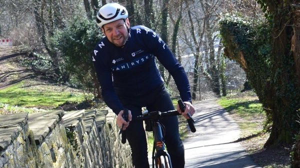 Oliver Wiehemeier aus Reelkirchen trainiert für ein besonderes Ereignis am 17. Juni. 350 Kilometer pro Woche legt er derzeit mit dem Rennrad im Durchschnitt zurück. - © Bildrechte: Oliver Wiehemeier