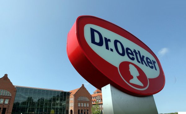 Bekannte Marke: Das Logo des Lebensmittelkonzerns Dr. Oetker vor der Konzernzentrale in Bielefeld. - © Wolfgang Rudolf