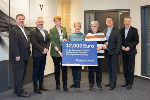 Spendenübergabe: (von links) Heinrich Hansmeier, Regionalleiter der Volksbank Detmold, Tim Redecker, Kaufmännischer Vorstand der Diakonis, Dagmar Nitschke, Pflegevorstand der Diakonis, Elisabeth Stückemann, Vorsitzende der Tafel, Elfriede Paelke, Schatzmeisterin der Tafel, Tim Eweler, Regionalleiter der Volksbank Detmold, und Frank Sievert, Vorstandsmitglied der Verbund Volksbank OWL. - © VerbundVolksbank OWL