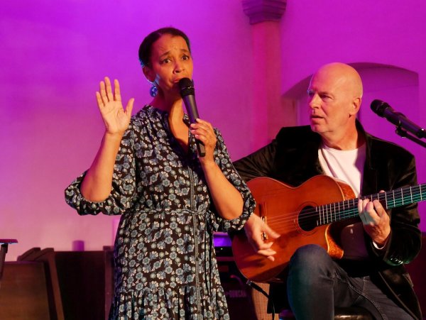 Ausdrucksstarkes Timbre voller Intensität. Das Duo "Friend `n Fellow" begeistert die Gäste im Jubiläumskonzert der Kirche zu Wöbbel. - © Thomas Krügler