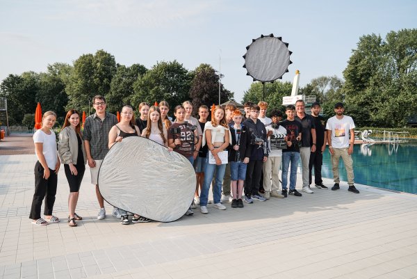 Mit viel Equipment aus der Medientechnik ist das engagierte Filmteam der Realschule im Eau-Le in Lemgo aktiv. Unterstützt werden die Schüler von Vertretern der Stadtwerke Lemgo, der Rapschool NRW und des zdi-Zentrum Lippe.Mint sowie von Lehrern. - © Realschule Lemgo