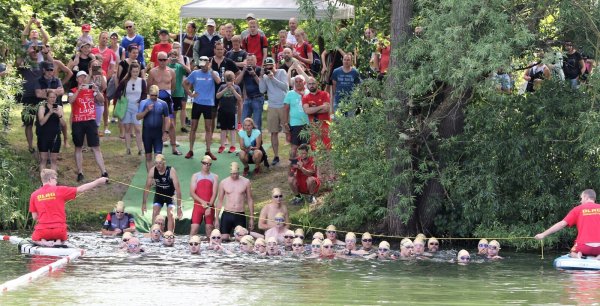 Auf geht´s: Die Helfer der DLRG halten die Leine hoch, der "Startschuss" zum Schwimmen. - © Oliver König