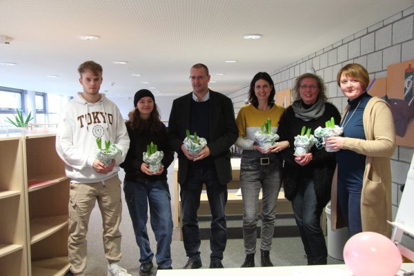 Freuen sich über das neue Selbstlernzentrum an der Karla-Raveh-Gesamtschule: (von links) Raphael Nolting, Marleen Theopold, Stefan Meyer Meyer-Einsfelder, Christina Einsfelder, Monika Leweke und Sonja Ashauer. - © Nadine Uphoff