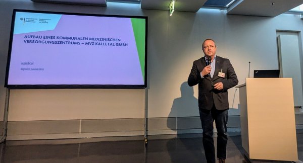 Bürgermeister Hecker spricht über den Aufbau des Medizinischen Versorgungszentrums. - © Gemeinde Kalletal