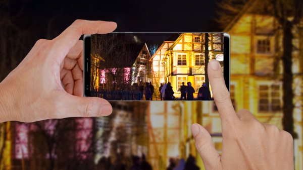 Ob mit Profi-Kamera oder Smartphone: Gesucht wird das persönliche Weihnachtsmarkt-Lieblingsbild. - © tanatat - stock.adobe.com