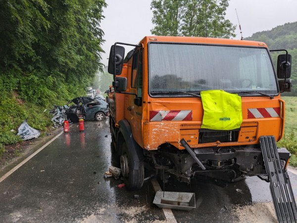 Die Feuerwehr ist auf der B238 im Einsatz. - © FreitagTV