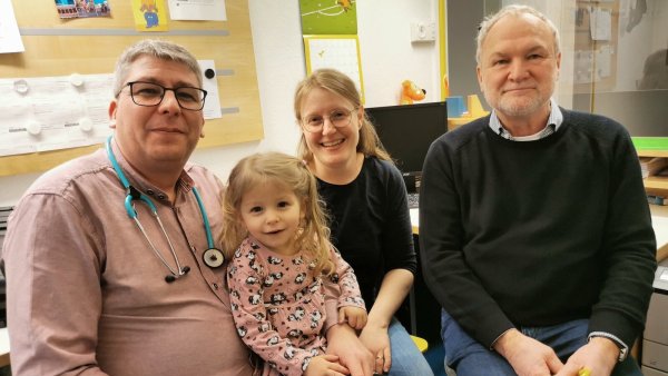 Holger Wiemers (links) mit Tochter Swantje und Ehefrau Sabrina mit Dr. Matthias Richter - © Sylvia Frevert