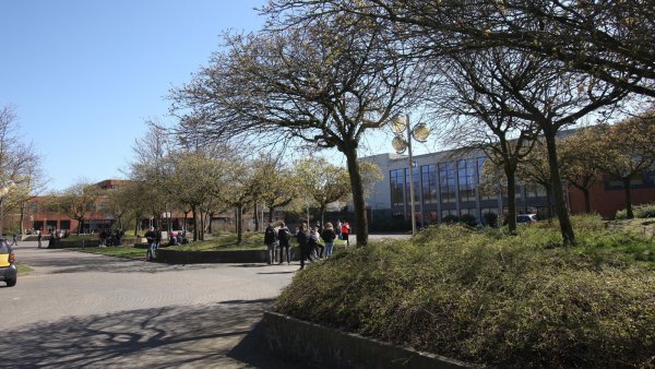 Das Schulzentrum Aspe mit der bereits fertiggestellten und neu gebauten Realschule (rechts) und im Hintergrund der Gesamtschule, die derzeit noch saniert wird. - © Thomas Reineke
