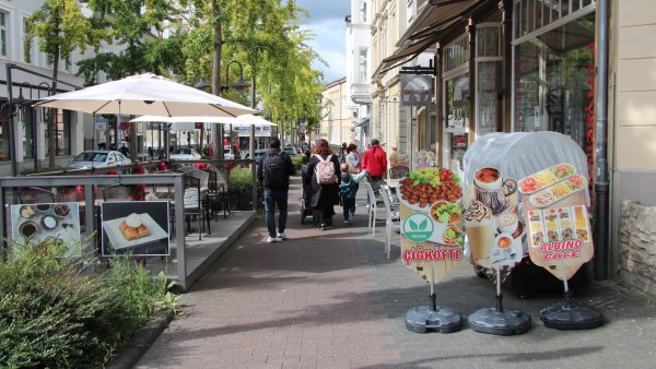 Für die Außengastronomie hätte eine Verkehrsberuhigung in der Bruchstraße Vorteile, findet Kadriye Sürer vom "Albino Café". - © Jana Beckmann