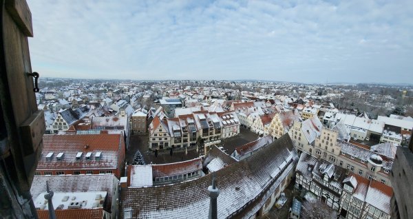 Blick aus der Turmstube hinaus auf den Lemgoer Marktplatz. Himmelsrichtung: Nordwesten. - © Freya Köhring