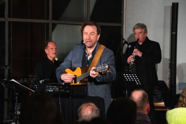 Der Schweizer Pianist David Plüss, Clemens Bittlinger und Matthias Dörsam (von links) brachten die Gäste in der Kirche zum Träumen. - © Christian Kutsche
