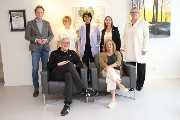 Gemeinsam für mehr Kinderschutz: Verwaltungsvorstand Dr. Olaf Peterschröder (hinten von links), Mareike Brinkmeyer (Koordinatorin Fachstelle Kinderrechte), Ulrike Glathe (Fachbereichsleitung Jugend und Familie, Kreisjugendamtsleitung), Kerstin Alexandra Plischka (Koordinatorin Fachstelle Kinderschutz), Ute Küstermann (Fachgebietsleitung Kinderschutz, Beratung und Prävention), Fachreferenten Pascal Schultheis (vorne von links) und Doris Willenborg (beide Landesfachstelle Prävention sexualisierte Gewalt NRW). - © Kreis Lippe