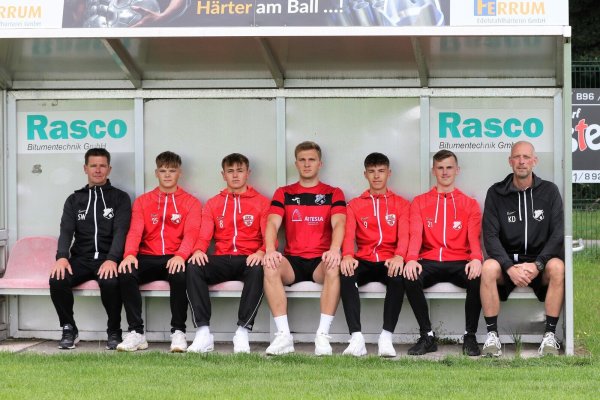 Die Trainer Sascha Weber (links) und Kai David (rechts) nehmen zusammen mit den Nezuzgängen (von links) Joshua Gossen, Lian Löwen, Fabian Raupach, Philipp Petzold und Chris David schon mal auf der Trainerbank am Schlingsbruch Platz. - © Oliver König