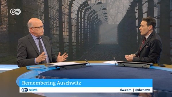 Die räumliche Distanz im Fernsehstudio hatte noch nichts mit Virenschutz zu tun. Arnd Bauerkämper (links) erklärt dem Moderator Brent Goff, was die Befreiung des KZ Auschwitz vor 75 Jahren auch heute noch für eine Bedeutung hat.  - © Screenshot: Axel Rothkehl