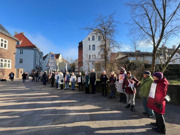 Die Mahnwache der „Omas gegen Rechts“ in der Nähe des Wochenmarkts. - © Omas gegen Rechts