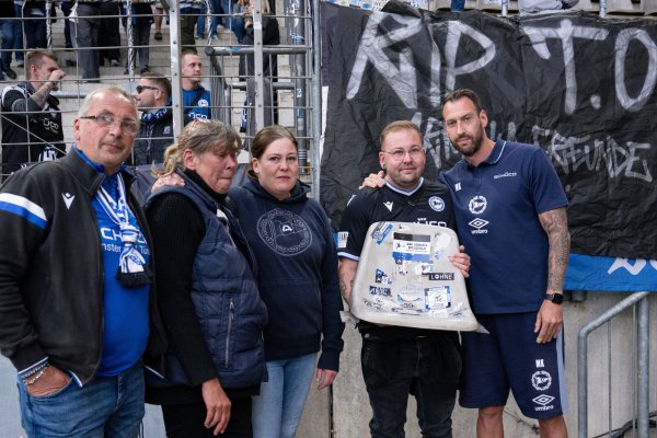 Arminia-Trainer Mitch Kniat (r.) übergibt den Stammplatz von Thomas Ollick an seine Kinder Ben und Sina, Frau Anja und Freund Torsten Imort. - © Teresa Kroeger