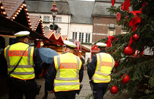 Die Polizei ist mit vielen Kräften auf den Weihnachtsmärkten in OWL, teils auch in zivil. - © David Young