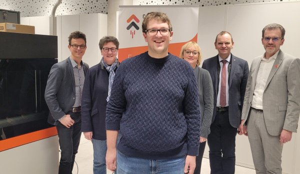 Sie unterstützen den Studiengang: Matthias Carl (IHK Lippe, von links), Dr. Heinrike Heil (Stiftung Standortsicherung Kreis Lippe), Professor Dr. Andreas Welling (TH OWL), Svenja Jochens (IHK Lippe), THOWL-Präsident Professor Dr. Jürgen Krahl und Klaus Drücker (Sparkasse Lemgo). Nicht anwesend beim Fototermin war der Stifter Oliver Voßhenrich (POS Tuning). - © Katrin Kantelberg