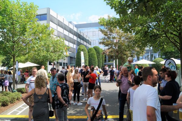 Zahlreiche Mitarbeiter mit ihren Familien, Freunde, Ehemalige sowie die Geschäftsführung kamen zum Familienfest von Phoenix Contact in Bad Pyrmont. - © Phoenix Contact
