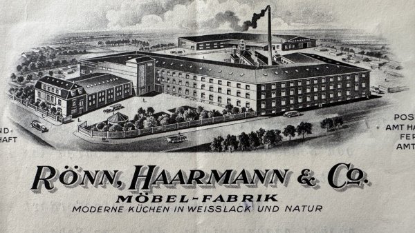 Auch der Rechnungskopf der Möbelfirma "Rönn, Haarmann & Co" zeigte die Fabrik mit einem rauchenden Schornstein. - © Sven Kienscherf