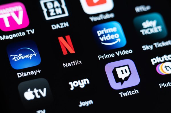 Die Auswahl an Streaming-Diensten wächst, aber einige schränken nun ihre Nutzungsbedingungen ein. (Archivbild) - © Silas Stein/dpa