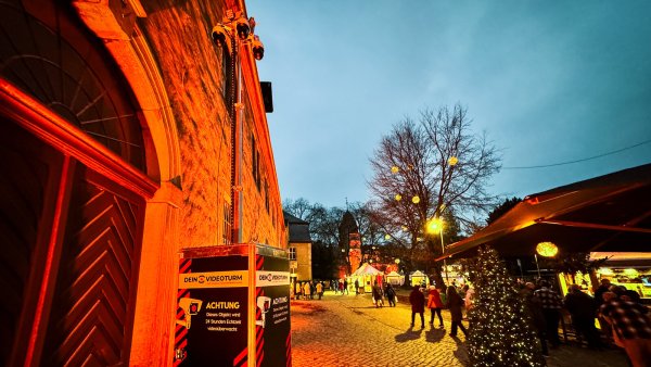 Der Detmolder Weihnachtsmarkt wird in diesem Jahr mithilfe von solchen Videotürmen überwacht - allerdings nur außerhalb der Öffnungszeiten. - © Raphael Bartling