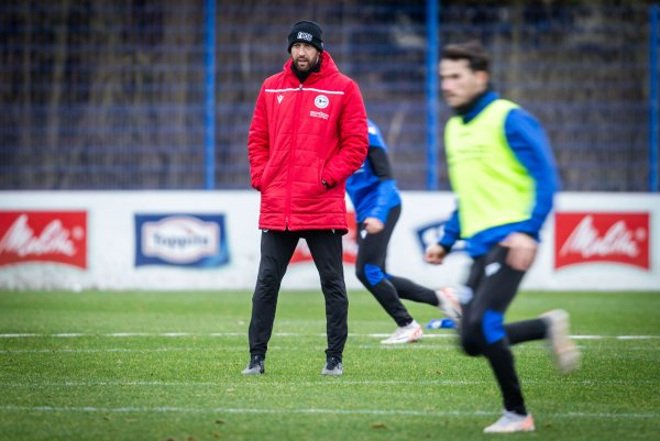 Arminia Bielefelds Trainer Mitch Kniat wird seine Mannschaft in Ostwestfalen auf die Rückrunde vorbereiten. - © Sarah Jonek