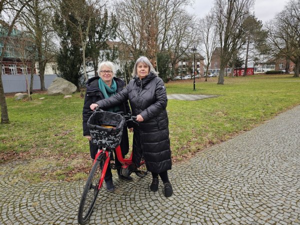 Ute Habigsberg-Bicker (links) und Monika Beckmann wollen als Doppelspitze grüne Themen in Lage voranbringen. Die Grundschule am Sedanplatz und der Platz selbst sollten aus ihrer Sicht multifunktional genutzt werden. - © Astrid Sewing