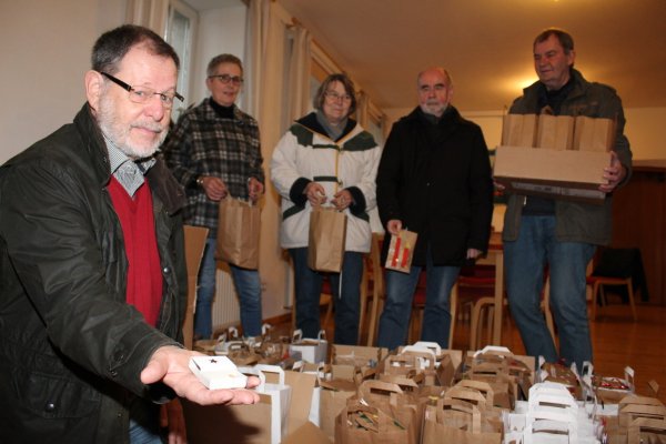 Bernhard Vannahme, Annelore Vannahme, Elke Nitz, Manfred Nitz sowie Gerd Schmidt (von links) gehören zu dem Helfer-Team, das die Minikrippen-Post verteilt. - © Sandra Castrup (LZ)