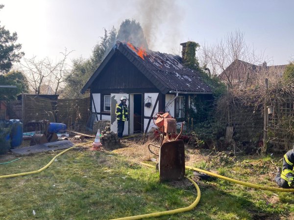 In Luherheide brannte am Nachmittag ein Gartenhaus.  - © Feuerwehr Lemgo