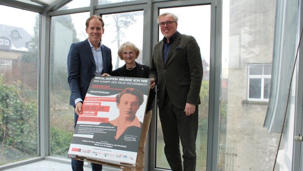 Kay Sandmann-Puzberg (von links), Ingrid Thaiß und Bernd Dohn (alle von der Bürgerstiftung Detmold) möchten mit dem Theaterstück "Weglaufen werde ich nie - Der Kampf des Felix Fechenbach" junge Menschen zum Nachdenken anregen. - © Chiara Wibbeke