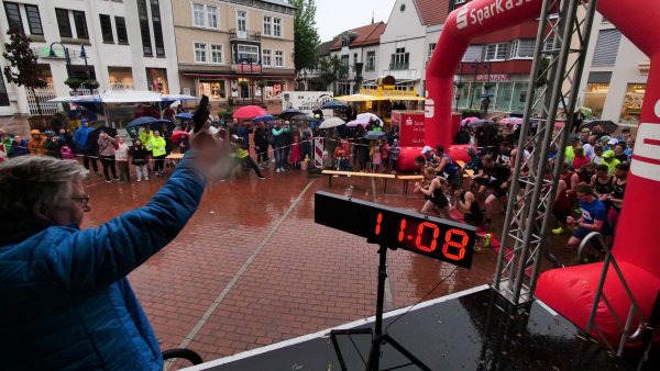 So war es 2024: Stellvertretender Bürgermeister Rudolf Stölting (links) schickt das Teilnehmerfeld auf die 10-km-Strecke. In der ersten Reihe mit dabei die späteren Topplatzierten Sören Sprehe, Elias Sansar und Stephanie Strate. - © Jörg Hagemann