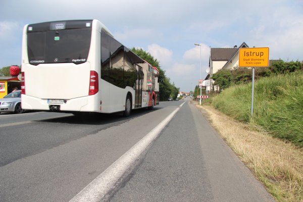 Die Ostwestfalenstraße in Istrup ist nach einem Unfall am Freitagmorgen gesperrt. - © Seda Hagemann
